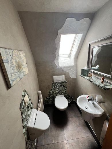 Mehrgenerationenhaus mit zwei Wohneinheiten, Garten und Pool – Gäste WC OG