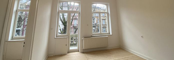 Stilvoll sanierter Altbau – 2 gleich große Zimmer | EBK, Balkon – Wohnzimmer