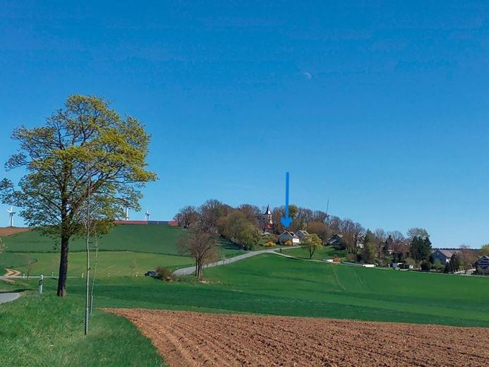 Idyllisch Wohnen - freier Blick ins Grüne und viel Raum für Gestaltung und Freizeit – Ortsansicht von West