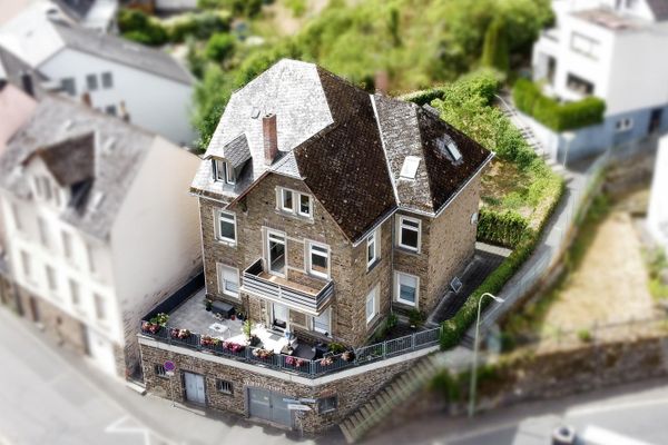 Drei-Familienhaus mit Burgblick – ideale Voraussetzungen für 3 Eigentumswohnungen