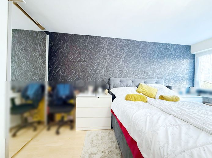 Immediately available: Well-maintained 4.5-room apartment with garage, balcony &amp; elevator – Schlafzimmer