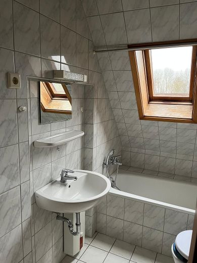 Gepflegte 2-Zimmer-Dachgeschosswohnung in Oberhausen – ab 01.11.2026 zu vermieten – Badezimmer