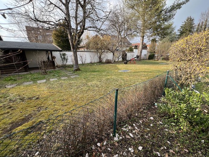 Urokliwe mieszkanie z ogrodem i pokojem muzycznym w spokojnej okolicy Monachium-Maxhof – Gemeinschaftsgarten