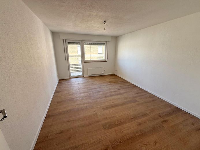 Frisch komplettsanierte 4-Zimmer-Wohnung mit Einbauküche & Balkon in Stuttgart-Bad Cannstatt – Zimmer