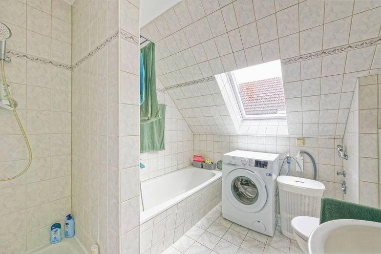 Bad mit Badewanne und Dusche