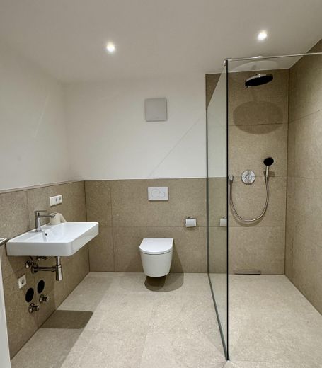 Wohnen im Neubau - Komfortable 2-Zimmer-Wohnung mit großem Balkon – Badezimmer - Beispiel