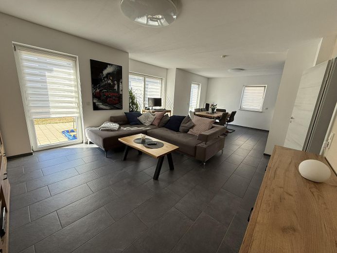 Familienfreundliches Einfamilienhaus zu verkaufen – Ess-Wohnzimmer 