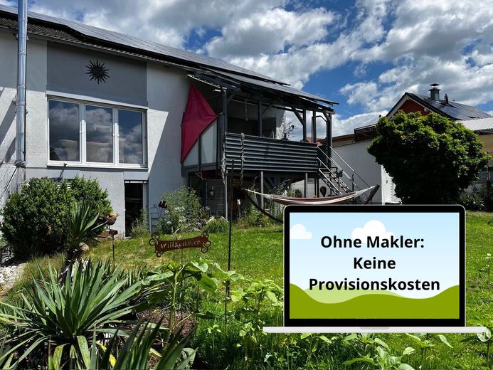 Wackersdorf / Meldau – Großzügiges Ein-/Zweifamilienhaus mit Einliegerwohnung und PV-Anlage – Vorderer Garten mit Balkon