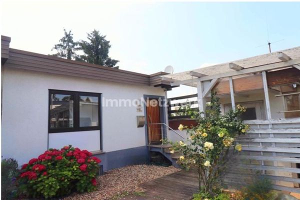 Bungalow mit Flachdach und Mezzaningeschoss