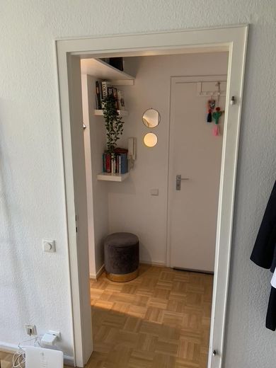 Exklusive, vollständig renovierte 1-Zimmer-Wohnung mit Einbauküche in Düsseldorf – Diele, Blick Wohnungstür
