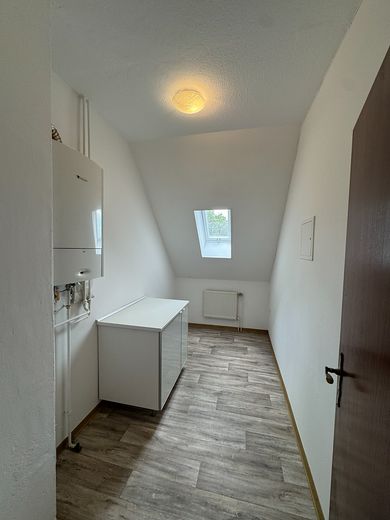 Von Privat, 2 ZKB + offenes Studio, Abst.-R., EBK, Waschtrockner, 1. OG, Carport mit AR, Terrasse – Abstellraum mit Therme