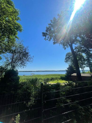 Wohnen am See in der Natur: Moderne Wohnung mit Terrasse und Garten – Foto 4