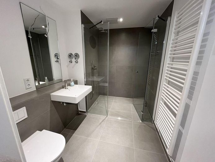 First occupancy in the new build! Modern 2-room apartment with QNG-Plus seal and fitted kitchen! – Badezimmer