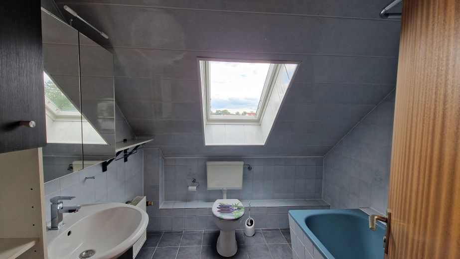 Casa a schiera di testa con camino e moderno impianto di riscaldamento ibrido a gas a Berlino-Rudow – Badezimmer