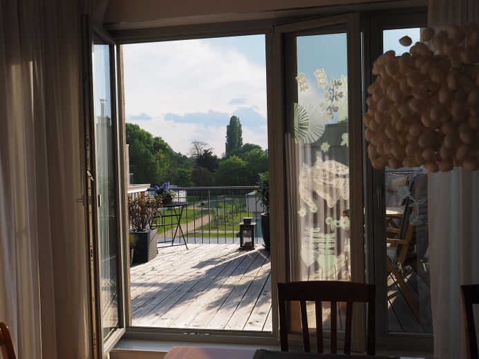 Ático en una amplia zona verde – Südwestblick auf Terrasse