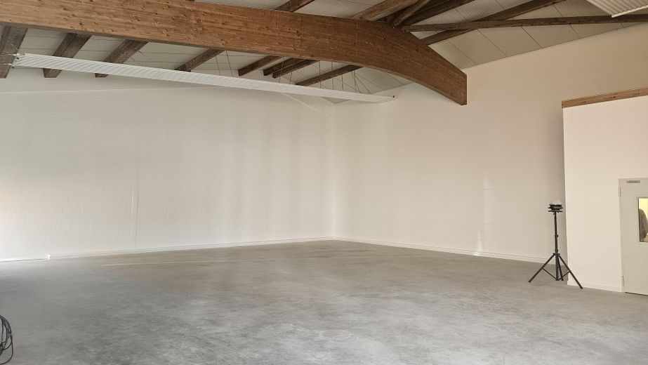 Halle commerciale neuve avec surface de bureaux dans un emplacement central idéal – Halle 2