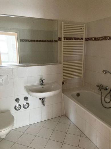 Großzügige 3-Zimmer mit Laminat, Aufzug und Wannenbad in Uninähe! – Musterfoto