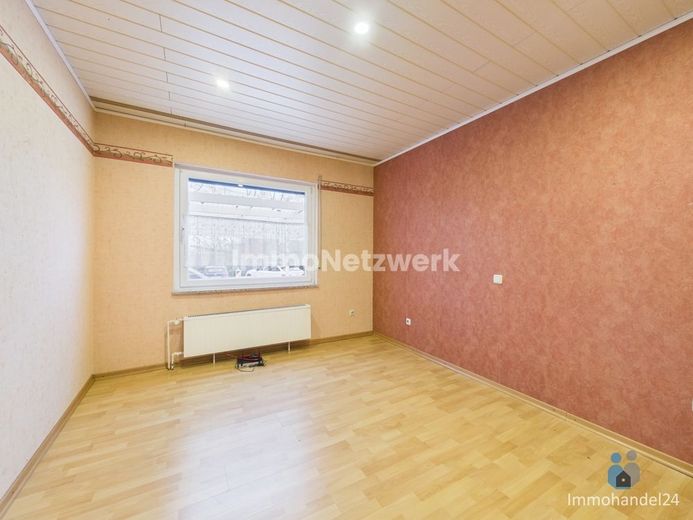 TOPANGEBOT***Bungalow mit großem Grundstück unmittelbar am See***NEU – Büro / Schlafzimmer