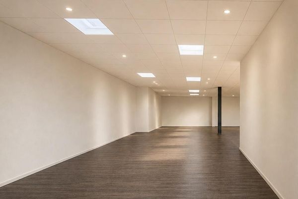 Showroom/commercial space in a prime location on a heavily trafficked road