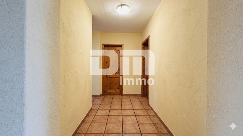 Altengerechtes Wohnen mit Charme: Großzügiger Bungalow auf großem Grundstück + Nebengebäude – Flur / Diele