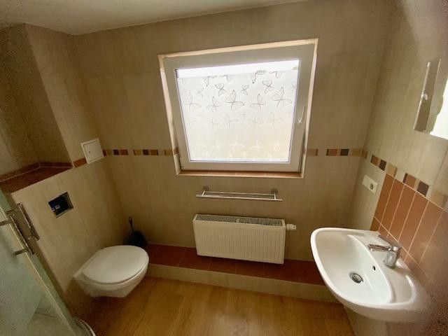 4‑Seiten‑Hof 8200 m², Teilfinanzierung mögl. Berlin-nah, für Pferde, Mehrgeneration, Gewerbe; Café – Bad mit Dusche 