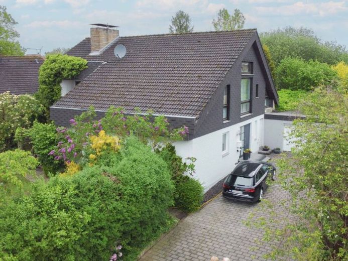 Ihr neues Zuhause: Großzügiges Zweifamilienhaus mit tollem Garten und Garage in Bünde – Foto 1