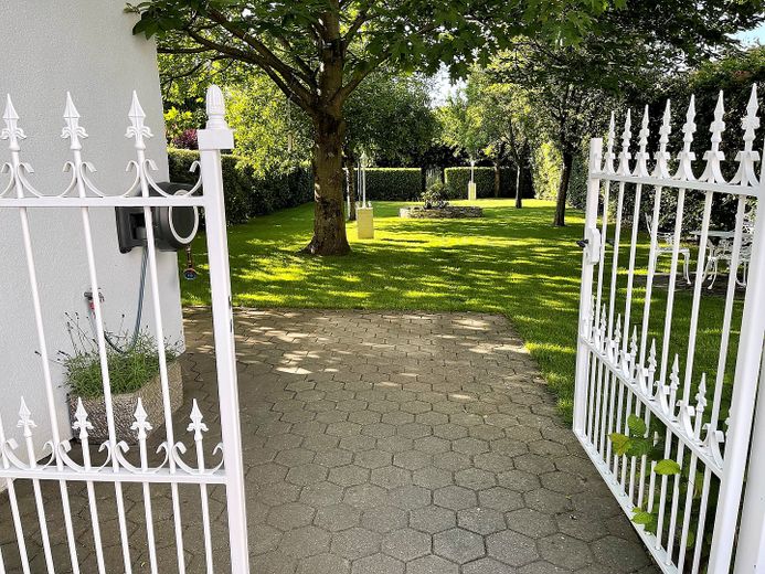 Wohnen und Arbeiten: Stilvolles Mehrfamilien- und Geschäftshaus mit großem Garten. – Blick in den Garten