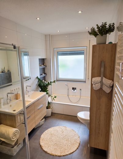 Moderne 4-Zimmer-OG-Wohnung mit PV, Wärmepumpe & Smart Home – Bad