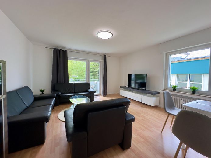 Schöne 3-Zimmer-Wohnung im Herzen von Langenfeld – Wohnzimmer mit Balkon
