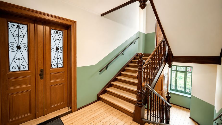 *Recently modernized: 2-room period apartment in Leipzig Stötteritz | Commission-free | 4% yield + 4.25% depreciation allowance* – Treppenhaus
