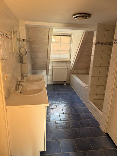 Bad mit Dusche und Badewanne