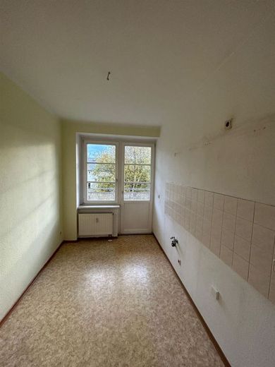 Gemütliche 3-Zimmer mit Laminat, Balkon und Wannenbad in ruhiger Lage! EBK mgl. – PHOTO-2023-11-07-15-58-12