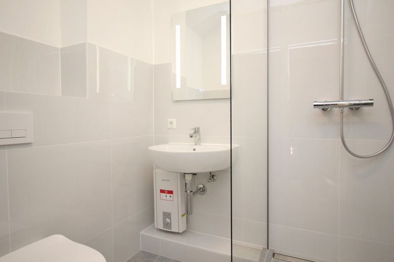 Bad mit Dusche im DG