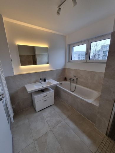 Neuwertige, hochwertige 2-Zimmer-Wohnung mit EBK & TG-Stellplatz in Ffm-Riedberg – Bad