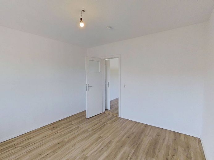 Moderne 3-Zi.-Whg. mit BALKON und EBK in fußläufiger Nähe zum Eiderufer – Ansicht II: Schlafzimmer I