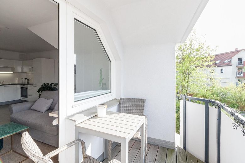 Hofgartennähe #5: Schöne 2 Zi Whg möbliert mit Balkon, EBK und Duschbad – Balkon (überdacht)
