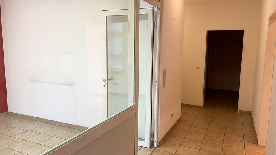 EBENERDIGE ATTRAKTIVE BÜRORÄUME IM STADTZENTRUM VON RADEVORMWALD – Eingangsflur von der Hohenfuhrstraße mit Blick in das erste Büro