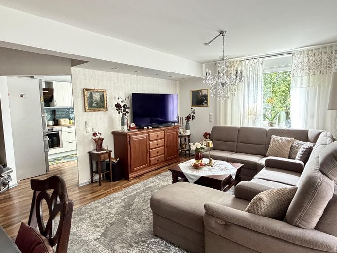 100m² Wohnung mit Fußbodenheizung, Klimaanlage, Balkon, 2 PKW Stellplätze – Foto 4