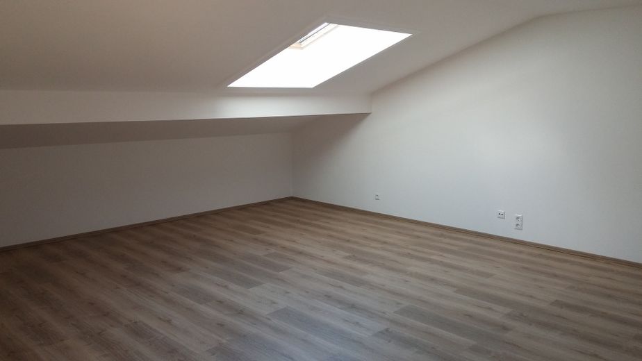 Zur Kapitalanlage! Inzell - zentrale, helle 1-Zimmer-Dachgeschoßwohnung - provisionsfrei! – Wohnzimmer