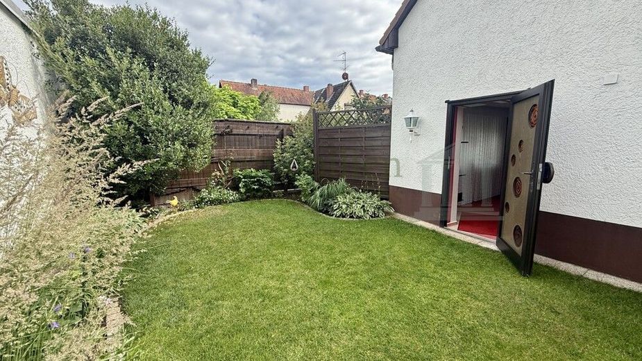 *** Charmantes Einfamilienhaus + Garage *** – Gartenansicht 3