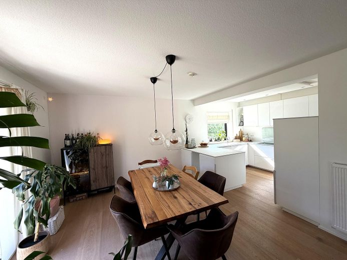 Renoviertes Einfamilienhaus in ruhiger Lage – Essbereich mit Küche EG