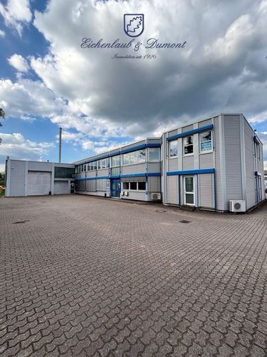 Moderne Bürofläche im Gewerbegebiet Saarlouis-Röderberg – Parkflächen vor dem Gebäude