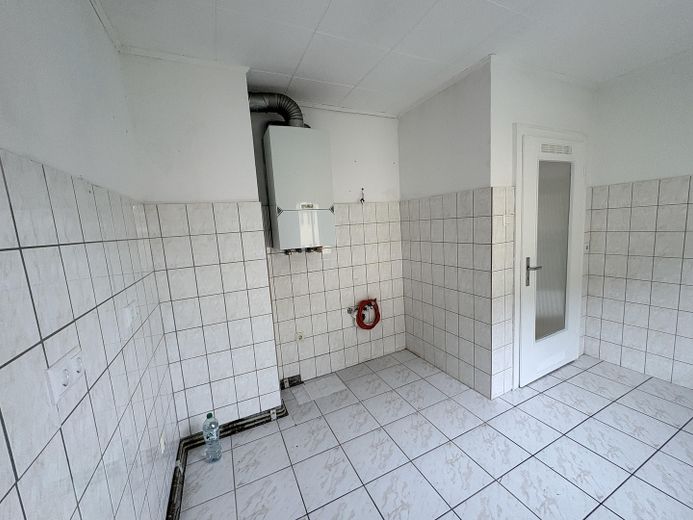 Sin comisión y disponible de inmediato en Gostenhof: 2 min hasta el metro, 10 min hasta Plärrer – Küche mit Tageslicht