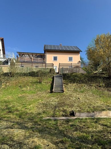 Blick auf Haus mit Solaranlage