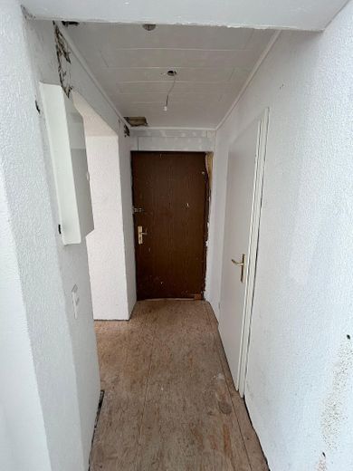 Kompaktes Ladenlokal in Düsseldorf-Rath – Bushaltestelle direkt vor der Tür – Eingang/Ausgang Treppenhaus