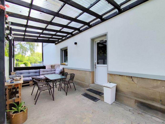 Historischer Charme trifft moderne Nachhaltigkeit: Liebevoll saniertes Einfamilienhaus in 95349 Trebgast mit Werkstatt, Garten und PV-Autarkie! – Terrasse Wohnhaus