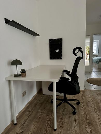 Schreibtisch mit Stuhl