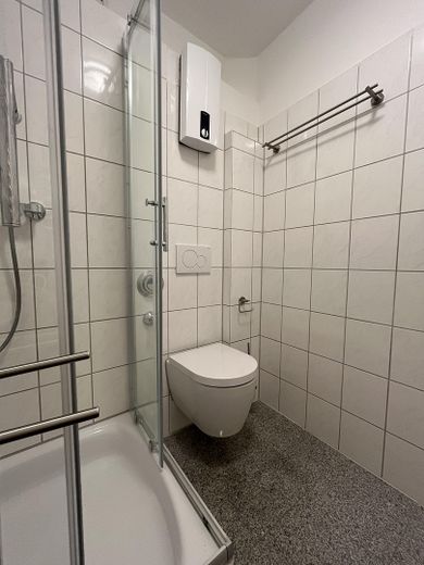 Sanierte 1 Zimmer-Wohnung mit Terrasse in der Altstadt – Bad Bild 2