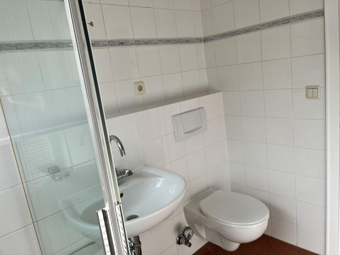 Top renovated 2-room apartment with balcony, car parking space - ready to move in immediately – Foto 9
