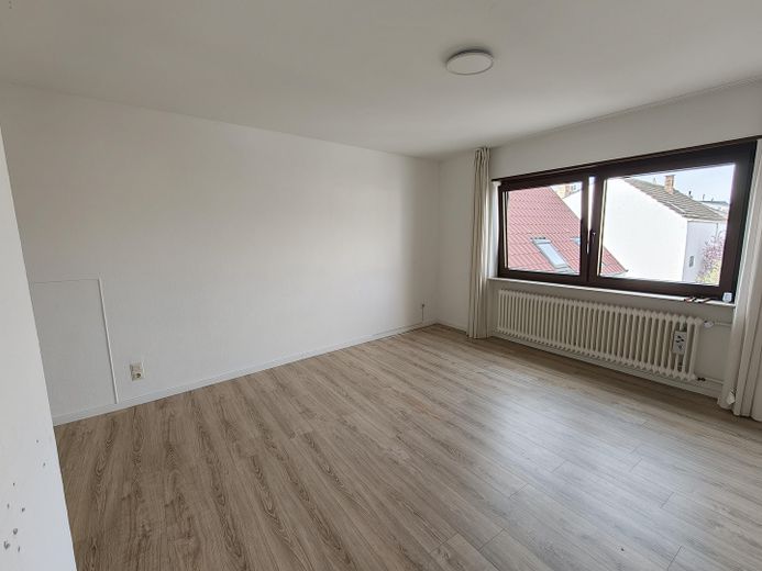 Charmantes 1,5 Zimmer Appartment mit Pantry Küche und KFZ Stellplatz - Frei ab 01.09.26 – Wohnbereich
